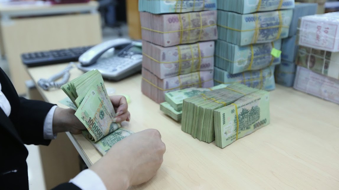 Gắn với đà giảm mạnh của lãi suất VND trên liên ngân hàng, lượng tiền lớn từ tín phiếu Ngân hàng Nhà nước đáo hạn gần đây cũng đã trở lại thị trường - Ảnh: Quang Phúc.