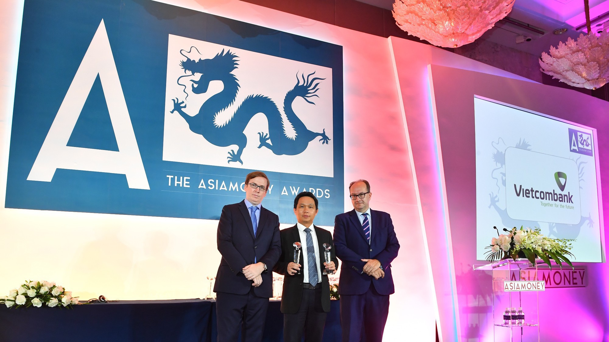 Đại diện Vietcombank nhận hai giải thưởng từ Asiamoney.