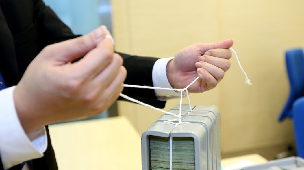 Với hướng tăng lên của lãi suất VND gần đây, cùng chủ trương siết lại tăng trưởng tín dụng, "thắt chặt tiền tệ" là cụm từ bắt đầu xuất hiện trong báo cáo phân tích của một số tổ chức đầu tư tại Việt Nam - Ảnh: Quang Phúc.