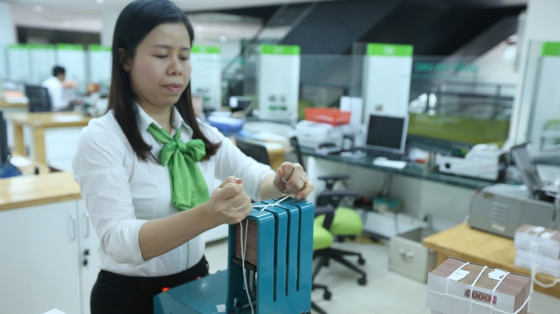 ADB vừa khuyến nghị Việt Nam cần xem xét việc áp dụng chính sách tiền tệ thắt chặt hơn trong thời gian trước mắt để kiềm chế lạm phát - Ảnh: Quang Phúc.