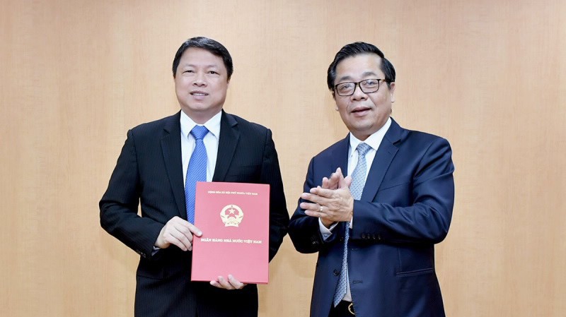 Phó thống đốc Nguyễn Kim Anh trao quyết định giao nhiệm vụ cho ông Nguyễn Văn Du (bên trái).
