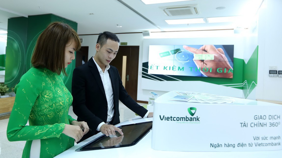 Đại diện lãnh đạo Vietcombank cho rằng, việc Ngân hàng Nhà nước không nới chỉ tiêu tăng trưởng tín dụng nửa cuối năm nay là cơ hội để ngân hàng tập trung hơn trong yêu cầu đẩy mạnh phát triển các hoạt động dịch vụ - Ảnh: Quang Phúc.