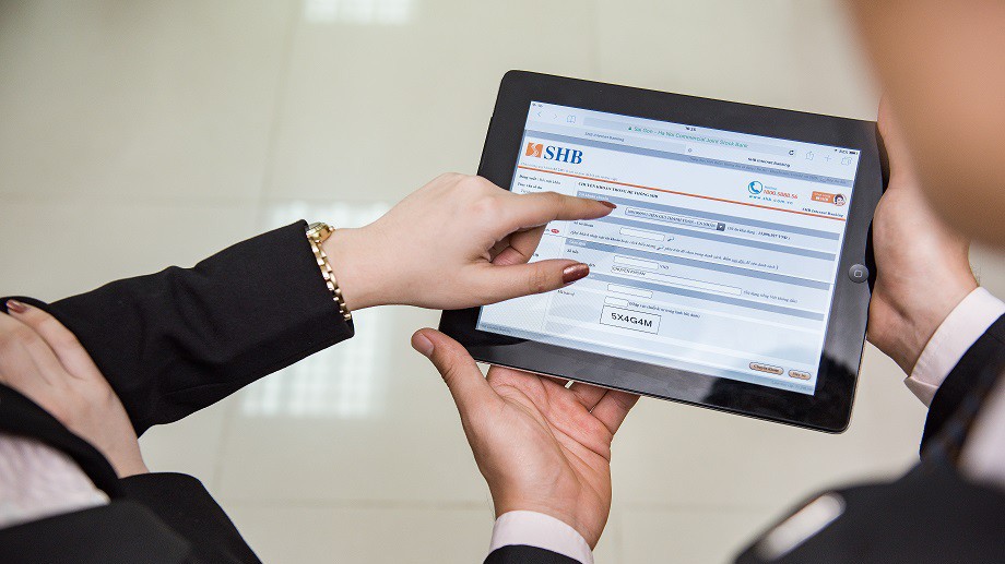 Tại SHB, 100 khách hàng đầu tiên thực hiện giao dịch chuyển khoản mỗi tháng sẽ được hoàn tiền 100.000 đồng vào tài khoản.