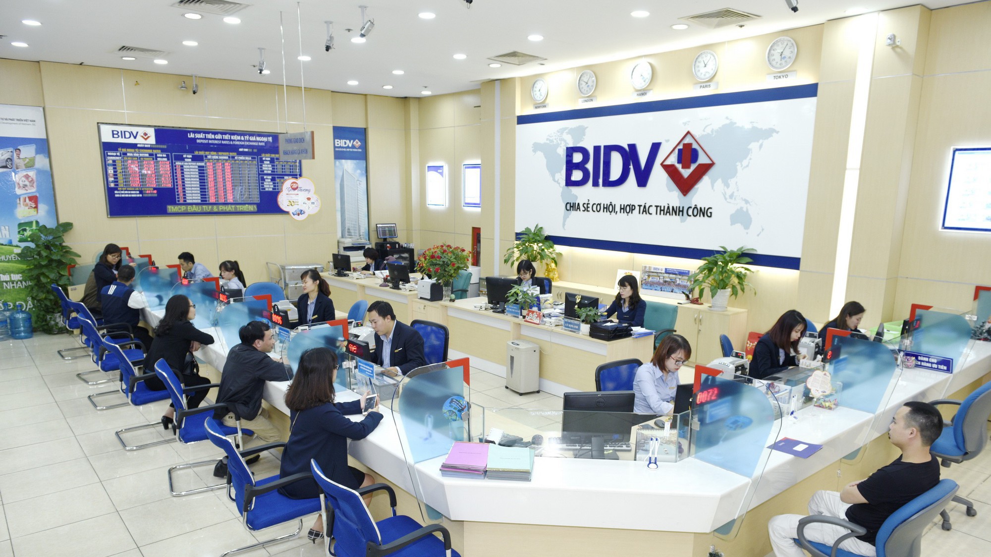 Điểm chờ đợi nữa tại BIDV hiện nay là nhân sự đảm nhận vị trí Chủ tịch Hội đồng Quản trị sau hai năm để trống. Và đang có chuyển động mang tính tín hiệu có thể sớm kiện toàn.