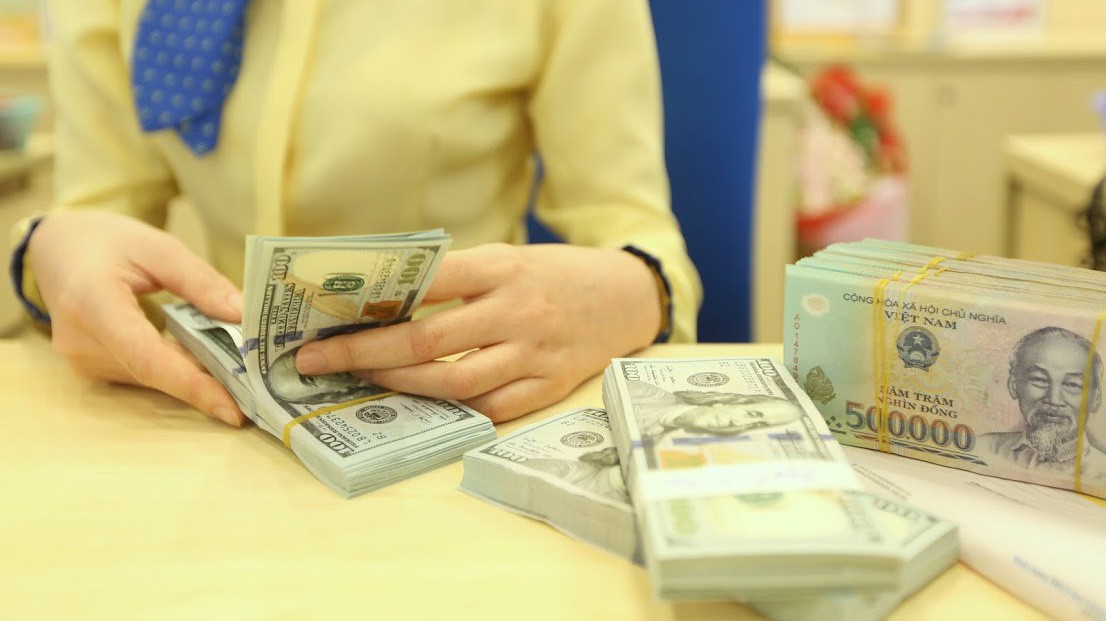 Tín dụng ngoại tệ đã và đang thể hiện xu hướng giảm mạnh. Điều này có nghĩa, các khoản vay ngoại tệ trước đây đã đáo hạn, một bộ phận cầu ngoại tệ để trả nợ đã thực hiện xong mà không còn dồn cầu lại lúc này - Ảnh: Quang Phúc.