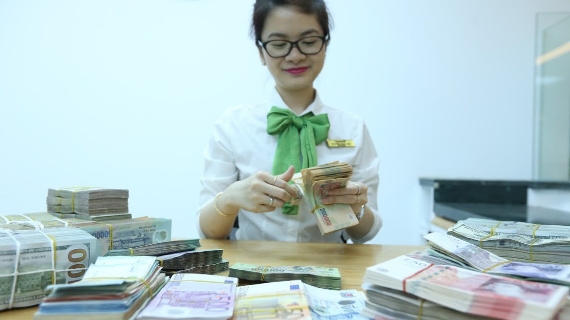 Ngân hàng Nhà nước định hướng chính sách tín dụng ngoại tệ từ năm tới tiếp tiếp tục hỗ trợ doanh nghiệp và nền kinh tế trong giảm chi phí vay vốn, từ đó hỗ trợ tăng khả năng cạnh tranh trong thương mại quốc tế, trong bối cảnh bị tác động bất lợi từ xu hướng bảo hộ thương mại toàn cầu tăng cao (đặc biệt là tác động từ xung đột thương mại Mỹ - Trung) - Ảnh: Quang Phúc.