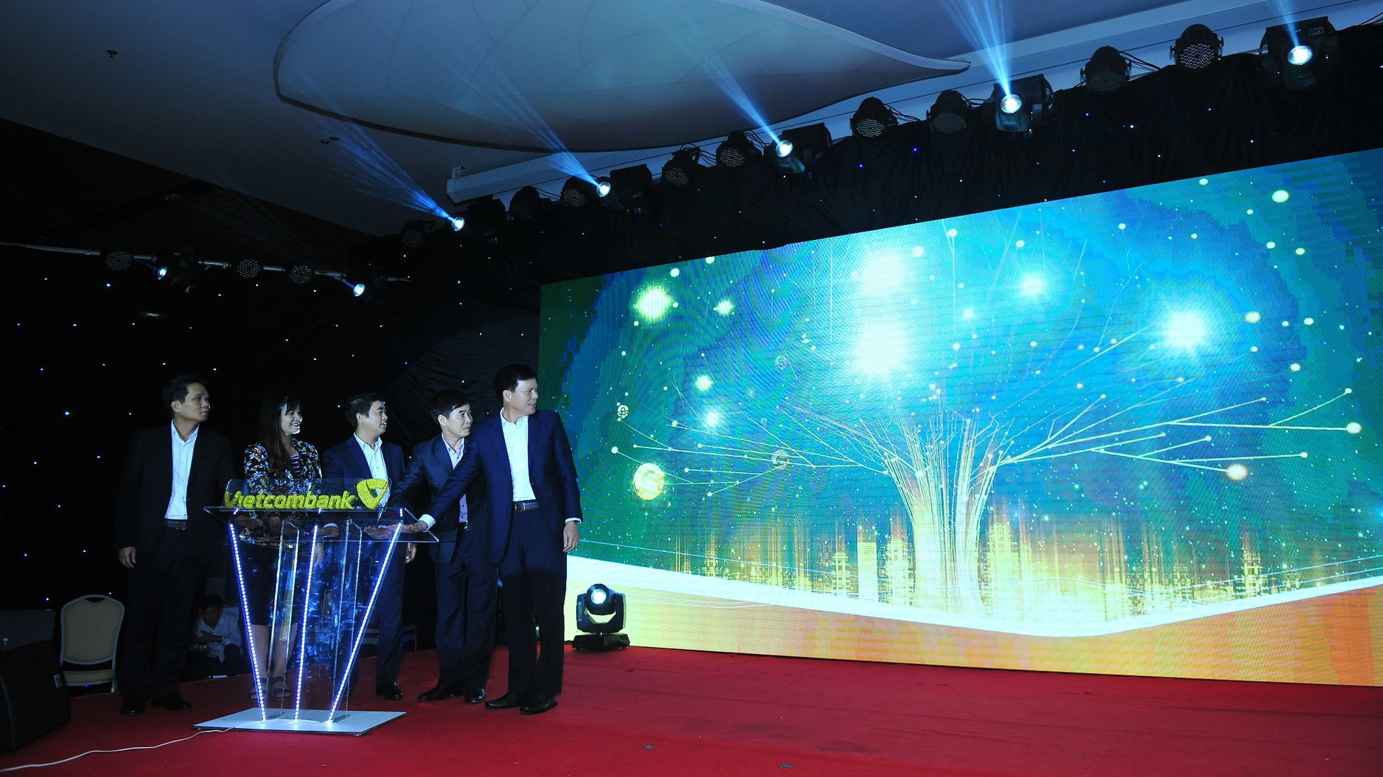 Đại diện lãnh đạo Vietcombank thực hiện nghi thức thể hiện cam kết tiếp tục nghiên cứu để đưa các sáng kiến năm 2018 vào ứng dụng thực tiễn và phát động phong trào nghiên cứu đổi mới sáng tạo năm 2019 của ngân hàng.