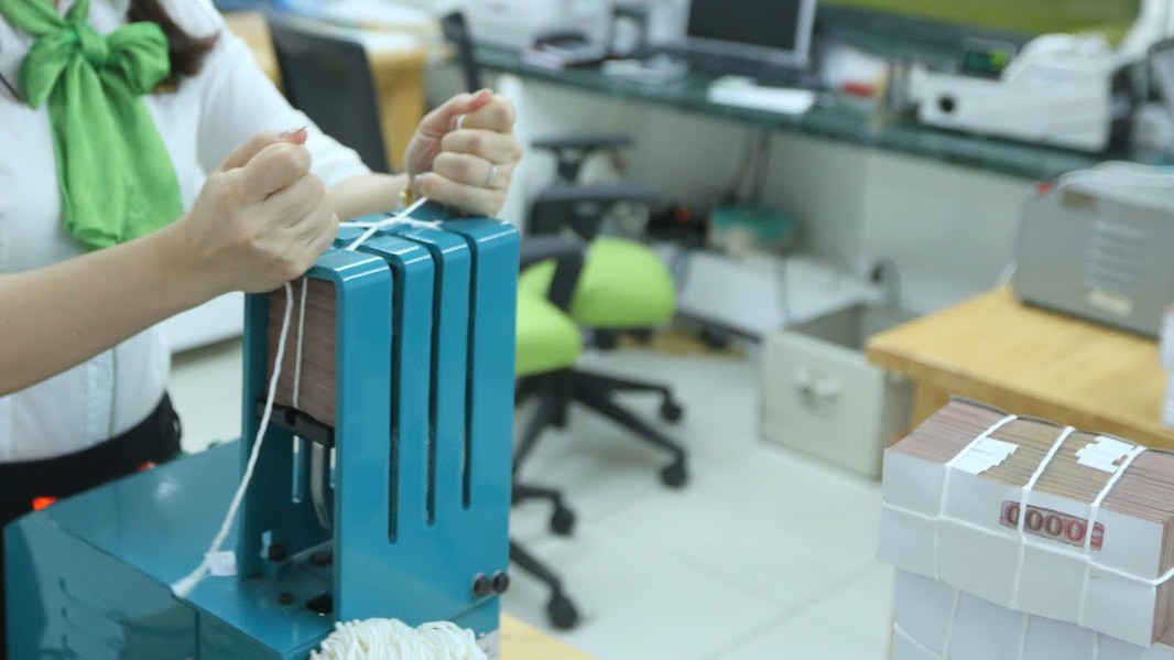 Basel 2 đòi hỏi những chuẩn mực cao hơn, chặt chẽ hơn trong an toàn hoạt động của các ngân hàng thương mại - Ảnh: Quang Phúc.