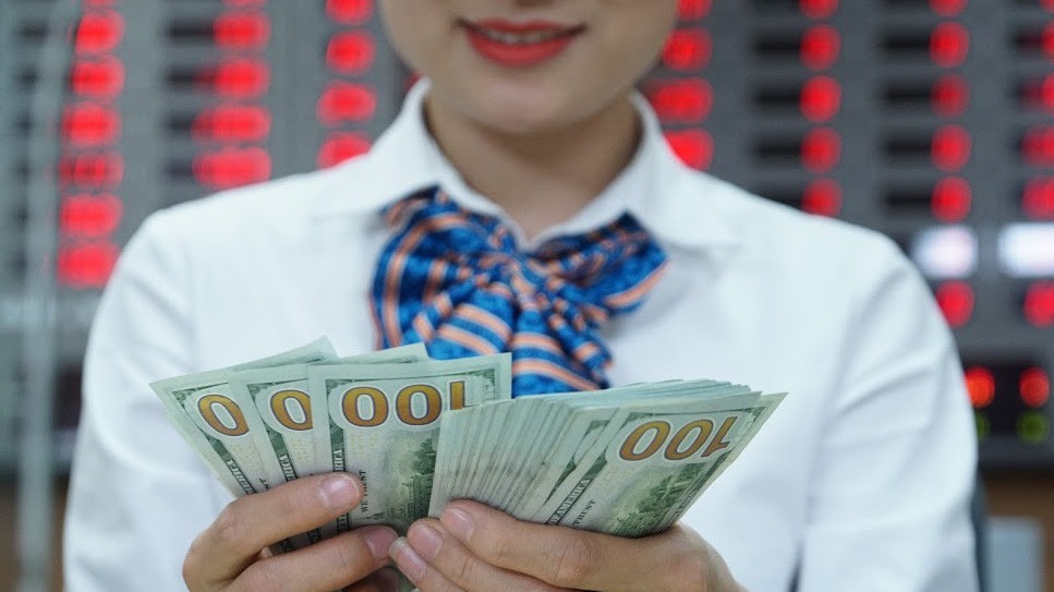 Dòng chảy đổi chiều, Ngân hàng Nhà nước trở lại mua ròng lượng lớn ngoại tệ. Song song, lượng tiền đồng đưa ra mua có tác dụng góp phần điều tiết thanh khoản hệ thống và bình ổn lãi suất - Ảnh: Quang Phúc.