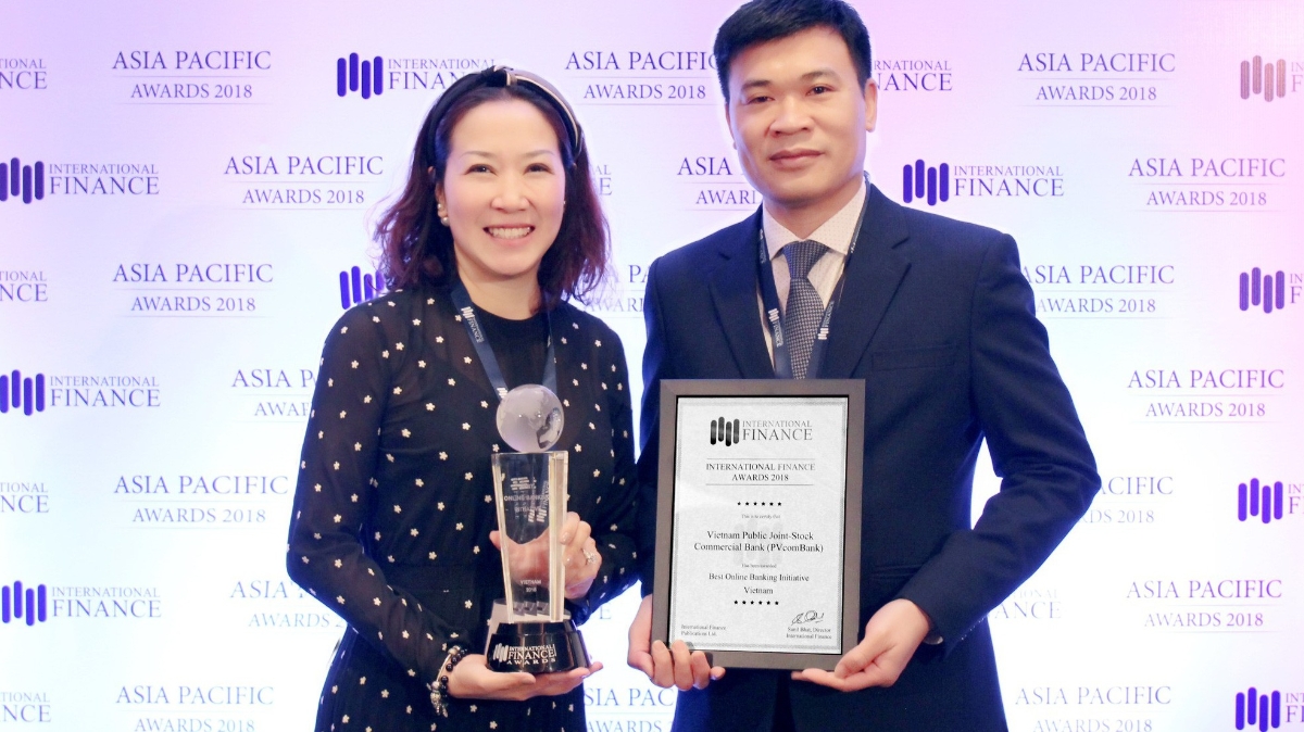 Đại diện PVcomBank nhận giải thưởng từ IFM.