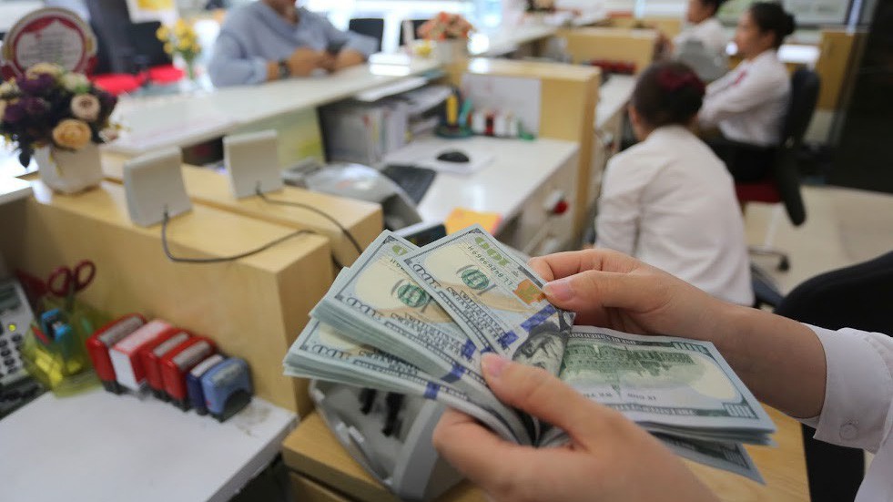 Với diễn biến này và trước cung ngoại tệ thuận lợi, nhiều khả năng Ngân hàng Nhà nước sẽ tiếp tục nối dài hoạt động mua ròng ngoại tệ để gia tăng dự trữ ngoại hối. Hoạt động này cũng tạo cung VND ở mùa cao điểm thanh toán, chi trả trong năm - Ảnh: Quang Phúc.