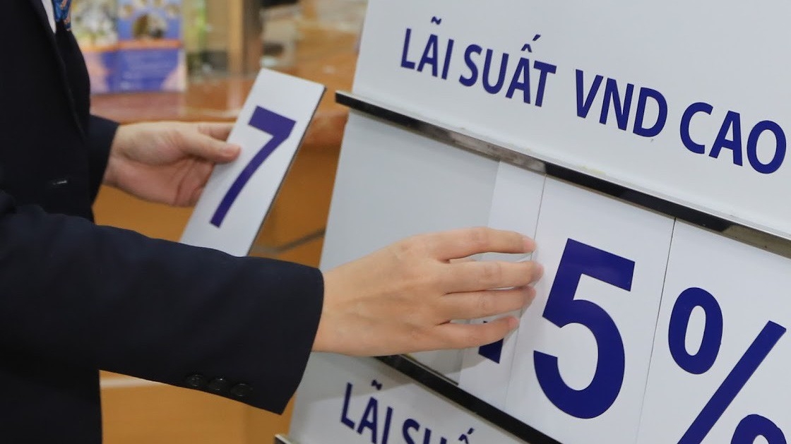 Thị trường chuẩn bị bước vào kỳ nghỉ lễ dài. Khi mở cửa trở lại, sau những chuyển động và những tác động mới, điểm chờ đợi có ở khả năng lãi suất VND sẽ từng bước hạ nhiệt - Ảnh: Quang Phúc.