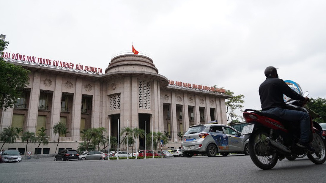 Sau giai đoạn củng cố an toàn hoạt động, kiểm soát thành công lạm phát, ổn định được tỷ giá và gia tăng mạnh dự trữ ngoại hối, Ngân hàng Nhà nước cần thêm cú hích trong bình ổn lãi suất và thúc đẩy xử lý nợ xấu, tái cơ cấu hệ thống - Ảnh: Quang Phúc.