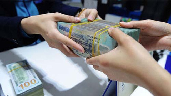 Với cánh cửa này, rủi ro được chuyển sang người gửi tiền - trở thành trái chủ của doanh nghiệp thay vì gửi tiền vào ngân hàng như trước. Ngân hàng tách khỏi rủi ro (nợ xấu) vì không cho vay trực tiếp, mà đơn thuần làm trung gian dịch vụ, thu phí.