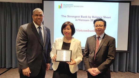 Đại diện Vietcombank nhận giải thưởng từ TAB.