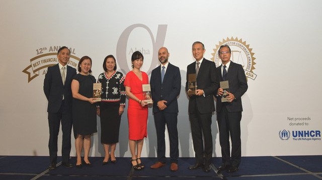 Đại diện Vietcombank và một số ngân hàng trong khu vực nhận giải thưởng từ tạp chí Alpha SEA.