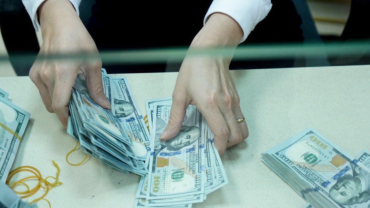 Sau kỳ nghỉ Tết, Ngân hàng Nhà nước tiếp tục mua vào ngoại tệ, tạo cung VND - Ảnh: Quang Phúc.