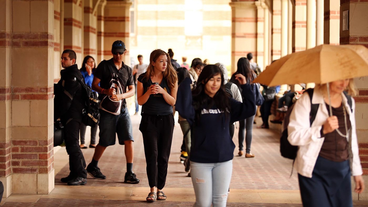 Sinh viên Đại học California, cơ sở Los Angeles - Ảnh: Getty/CNBC.