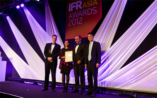 Bà Lê Thị Thu Thủy (giữa) trong một lần đại diện Vingroup nhận giải thưởng quốc tế dành cho doanh nghiệp.<br>