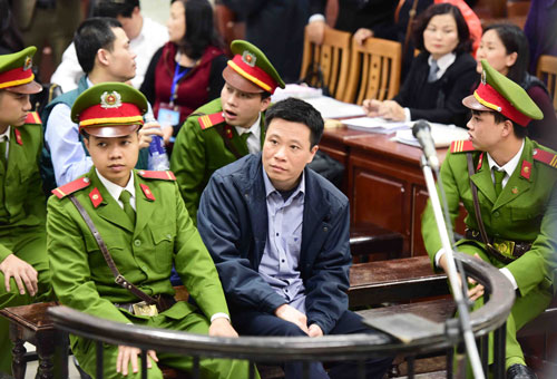 Bị cáo Hà Văn Thắm, nguyên Chủ tịch Ocean Bank, tại phiên tòa - Ảnh: TTXVN.