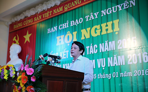 Ông Nguyễn Đức Hưởng, Phó chủ tịch LienVietPostBank - đầu mối tham gia triển khai dự án phát triển mắc-ca, phát biểu tại  hội nghị tổng kết hoạt động năm 2015 và định hướng năm 2016 của Ban Chỉ đạo Tây Nguyên.<br>