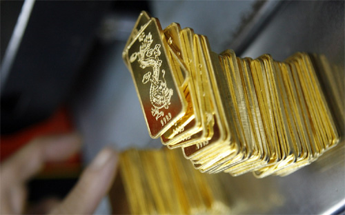 Ngày 28/3, phiên đấu thầu vàng miếng đầu tiên được tổ chức. Từ đó 
đến nay, tín phiếu đã không còn được trọng dụng, mà Ngân hàng Nhà nước 
đã có “viên phấn” khác là vàng để thấm bớt vốn.