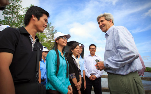 Ngoại trưởng Kerry nói chuyện với các sinh viên Trường Cao đẳng Cộng đồng Cà Mau, trong chuyến thăm Việt Nam từ 14-17/12 - Ảnh: Tuổi Trẻ.<br>