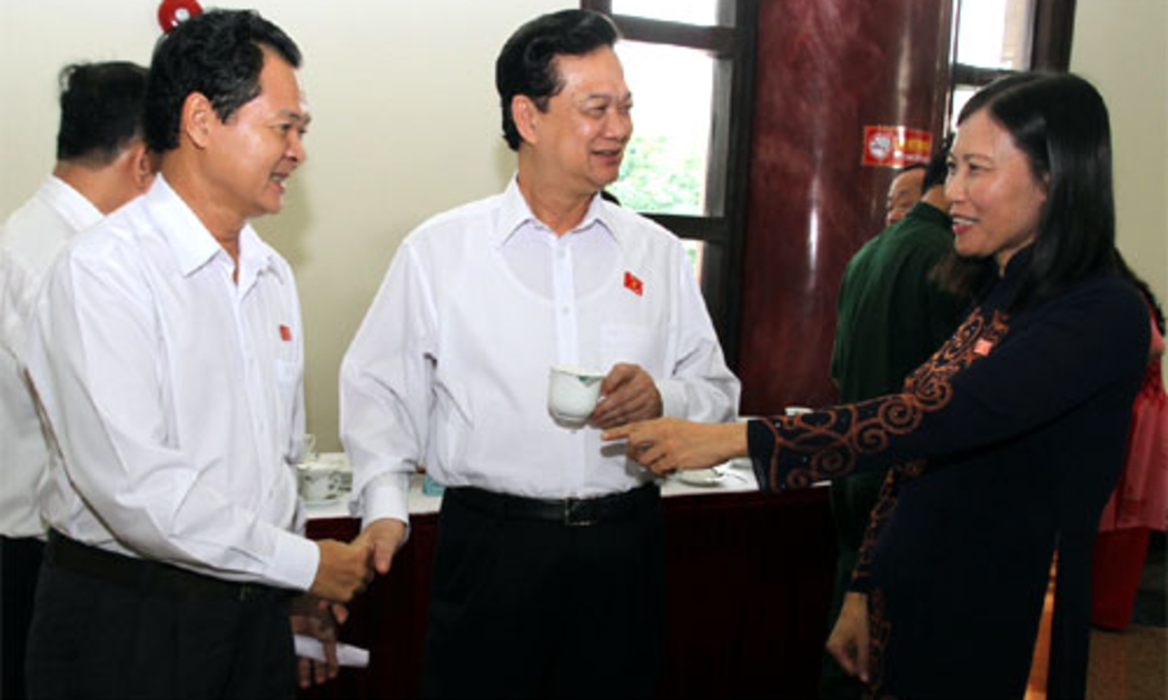 Thủ tướng trao đổi với đại biểu giờ giải lao thảo luận về Hiến pháp - Ảnh: N.H.