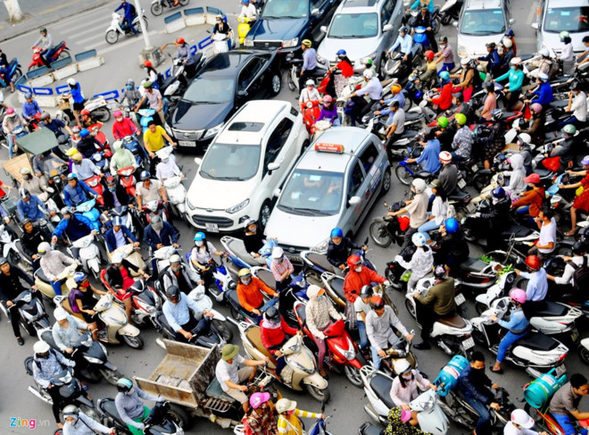 Hà Nội nêu rõ, do phương tiện giao thông đường bộ tăng lên quá nhanh, ở mức báo động, trong khi tốc độ tăng trưởng diện tích và chiều dài đô thị lại không đuổi kịp, dẫn đến tình hình ùn tắc giao thông trong khu vực nội đô và các cửa ngõ ngày càng nghiêm trọng. <br>