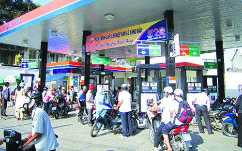 Ông Thịnh cho biết ở Petrolimex, mỗi khi điều chỉnh giá xăng dầu, tập 
đoàn này đều phát hành thông cáo báo chí điện tử (e-mail) gửi đến tất cả
 các cơ quan báo chí của trung ương, các địa phương.