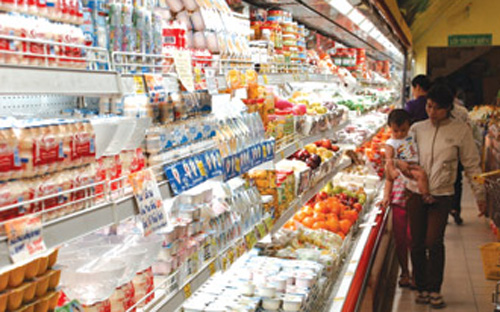 Diện tích trưng bày tại các siêu thị có hạn nên sản phẩm của nhà cung 
cấp thường phải nhường chỗ cho nhãn hàng riêng của siêu thị.