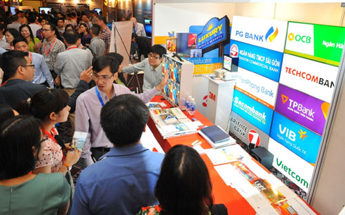 81% tổ chức tín dụng đánh giá tình hình kinh doanh của đơn vị mình đã 
“cải thiện” so với năm 2014, trong đó 34% đánh giá là “cải thiện nhiều”.