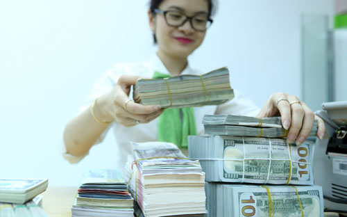 Cuối 2015 đầu 2016, nhiều dự báo đều chung dự tính tỷ giá có thể tăng 
khoảng 4% năm nay. Nhưng sau nửa đầu năm, thực tế là mức giảm 0,8% so 
với cuối năm ngoái - Ảnh: Quang Phúc. 