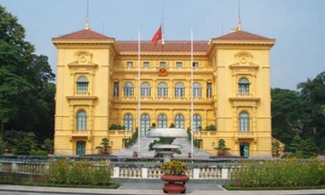 Phía trước Phủ Chủ tịch tại thủ đô Hà Nội.<br>