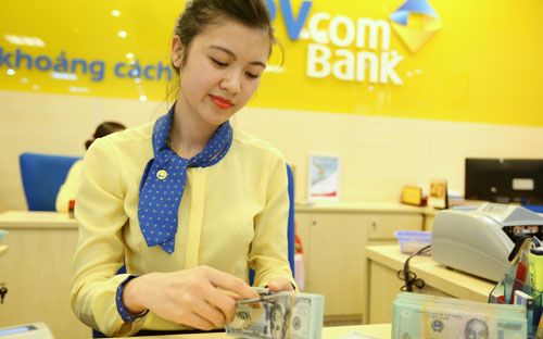 Cho vay VND lãi suất USD cũng là một cách để ngân hàng cạnh tranh thu hút khách hàng - Ảnh: Quang Phúc.<br>