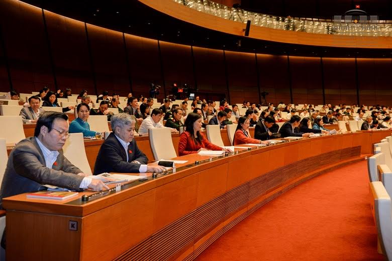 Quốc hội nhấn nút biểu quyết thông qua nghị quyết về chất vấn và trả lời chất vấn.