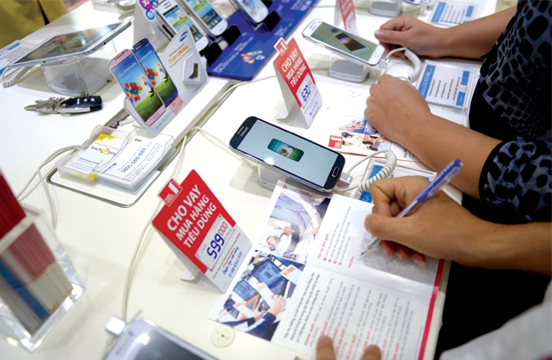 Doanh thu thu được từ khoản cho vay tiêu dùng thường nhỏ và bấp bênh hơn so với doanh thu thu được từ khoản cho vay thương mại.