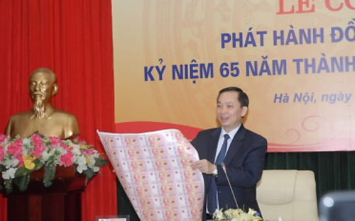 Ông Đào Minh Tú, Phó thống đốc Ngân hàng Nhà nước giới thiệu về loại tiền lưu niệm tại buổi giới thiệu ngày 4/4/2016.<br>