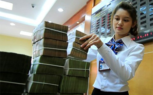 Chi phí của hơn 5 triệu tỷ đồng các khoản vay, dù đã ký rồi, tới đây có 
thêm hy vọng được giảm bớt. Đây là kỳ vọng lợi ích cụ thể cho doanh 
nghiệp và người dân vay vốn.