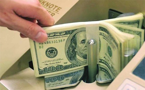 Lần đầu tiên kể từ quyết định điều chỉnh kép ngày 19/8/2015, giá USD mới rơi 
xuống dưới mốc định hướng bán ra của Sở Giao dịch Ngân hàng Nhà nước 
(22.475 VND) một cách dứt khoát như vậy.