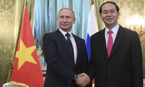 Chủ tịch nước Trần Đại Quang (phải) hội đàm với Tổng thống Nga Putin - Ảnh: Reuters.