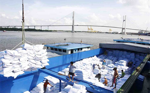 Năm 2016 cho đến thời điểm này, tỷ giá USD/VND rất ổn định nên lợi ích 
lãi suất thấp vay USD đã thực sự tạo cho các doanh nghiệp xuất khẩu một dòng vốn 
rẻ.