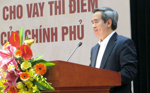 Thống đốc Nguyễn Văn Bình phát biểu tại hội nghị  đánh giá kết quả triển khai chương trình cho vay thí điểm phục vụ phát triển nông nghiệp ngày 24/3/2016.<br>