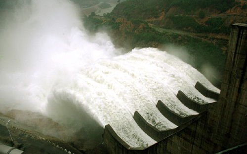 Việc nhiều công trình thủy điện xả lũ gây hậu quả cho vùng hạ du thời gian qua đã gây bức xúc trong dư luận.<br>