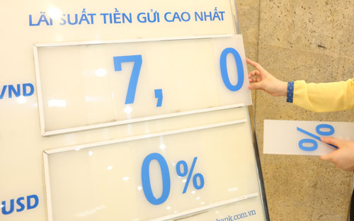 Thời gian gần đây, một số chuyên gia khuyến nghị Ngân hàng Nhà nước 
xem xét lại chính sách trần lãi suất USD, nâng trở lại để huy động 
bền vững hơn nguồn lực ngoại tệ trong dân cư - Ảnh: Quang Phúc.<br>