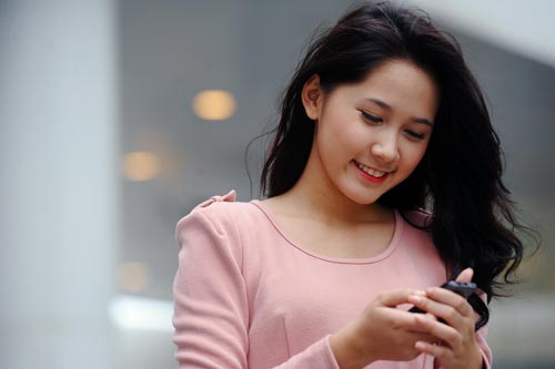 Thời gian gần đây, Zalo không còn tiếp tục được đổ tiền để cạnh tranh giành giật người dùng như hai năm về trước nữa, mà câu chuyện tương lai của OTT này sẽ là khuếch trương thương hiệu, đẩy mạnh hợp tác và cung cấp dịch vụ nhằm tạo nguồn doanh thu.