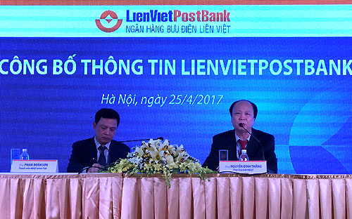Ông Phạm Doãn Sơn (phải) và ông Nguyễn Đình Thắng tại một sự kiện của LienVietPostBank gần đây.<br>