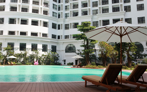 Bể bơi ngoài trời tại khu đô thị Royal City (Hà Nội).<br>