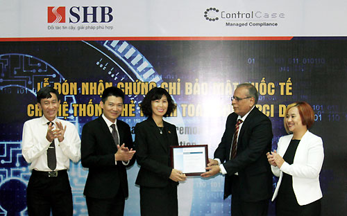 Đại diện SHB nhận chứng chỉ từ đơn vị đánh giá ControlCase.