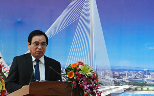 Ông Văn Hữu Chiến, Chủ tịch UBND thành phố Đà Nẵng tại buổi lễ khánh thành cầu Rồng và cầu Trần Thị Lý, ngày 29/3/2013.
